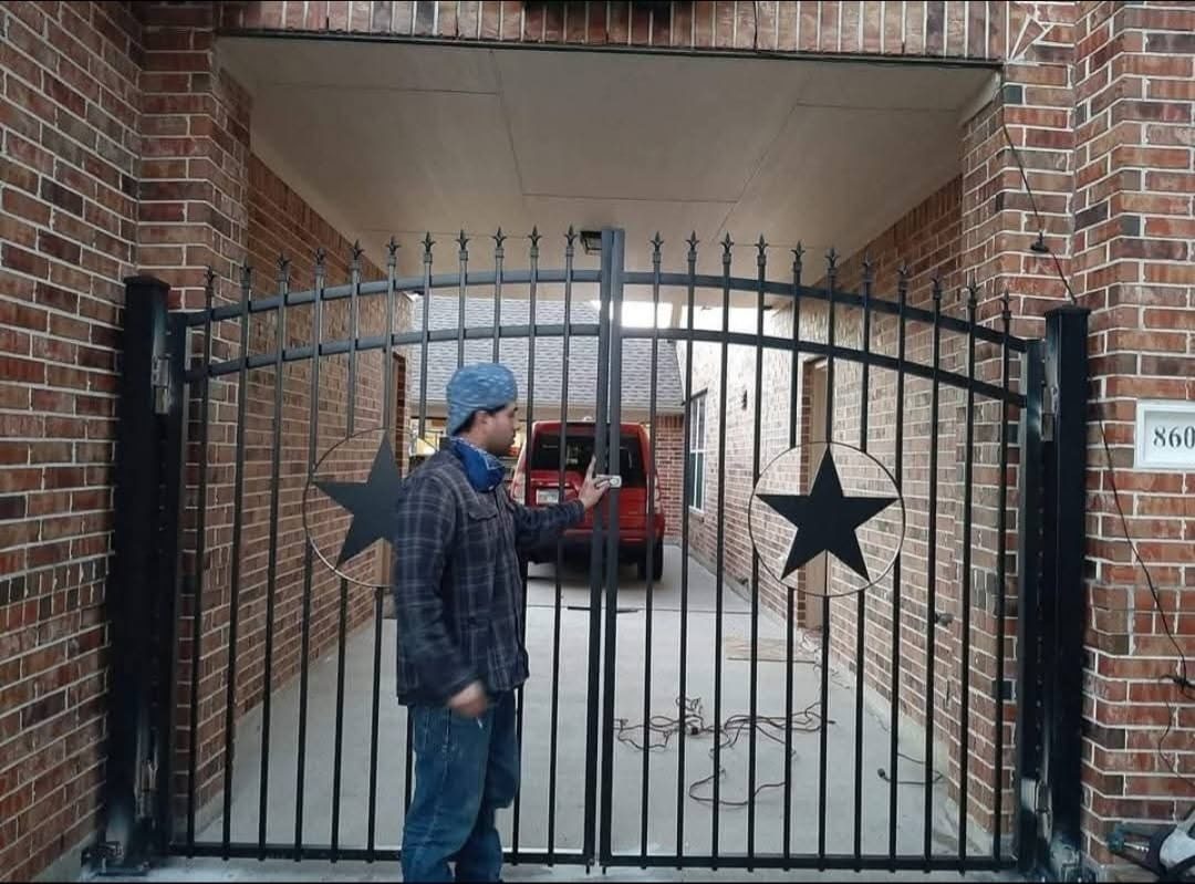 Portón doble con estrellas